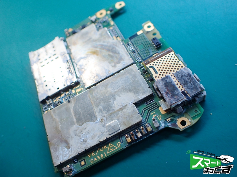 AQUOS R 水没の基板。焦げ付きがあります。